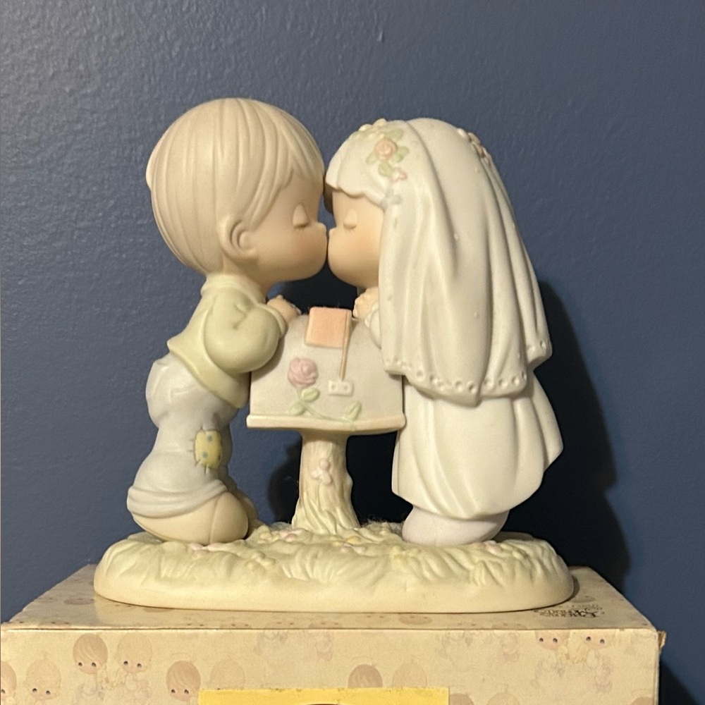 Precious Moments - Sealed With a Kiss - 1992 in box